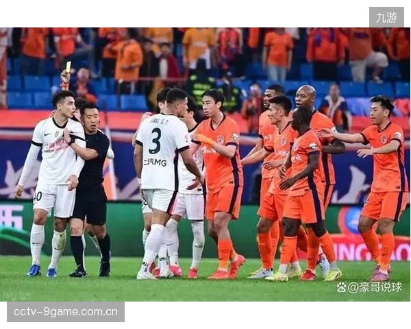 卫冕冠军上海海港状态低迷，罚分与主场战绩下滑导致半程排名靠后。